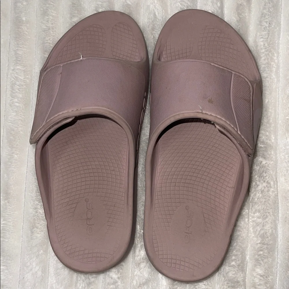 Oofos Mauve Slide Sandals | Size 8
